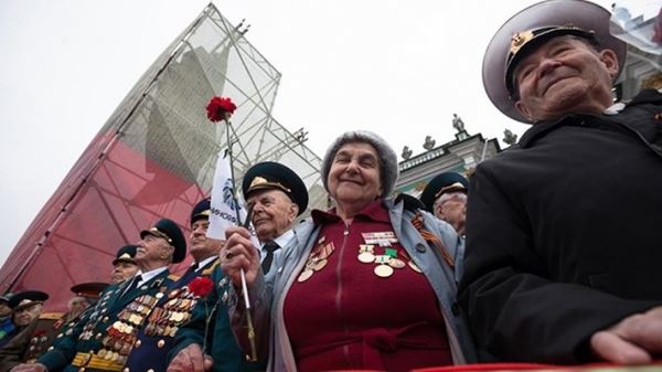 Власти Петербурга утвердили дополнительные выплаты в честь 75-летия Победы