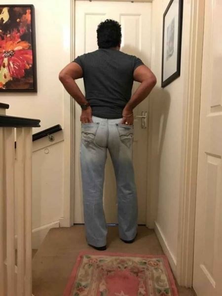 <br />
							Мужчина хотел продать джинсы, но привлек внимания к персоне (13 фото)
<p>					